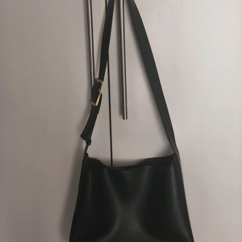 Black shoulder bag like new, medium size