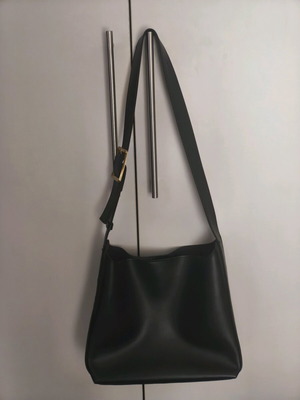 Black shoulder bag like new, medium size