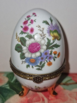Limoge porcelain decorative egg like new