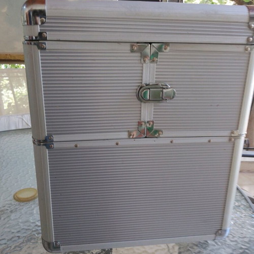 Makeup or manicure transport case used with wheels