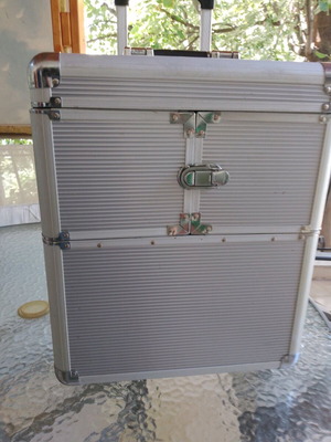 Makeup or manicure transport case used with wheels