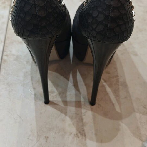 Makgio pumps like new, black with studs and high heel size 38