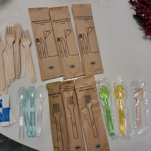 Cutlery set like new, over 25 pieces with napkins and picnic items