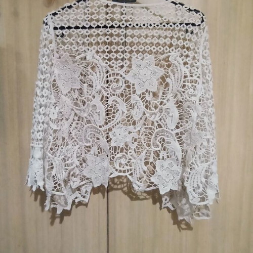 White lace bolero like new with floral guipure patterns