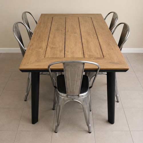 Outdoor and kitchen table with 6 metal chairs like new