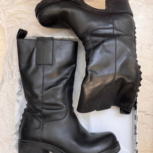 Feng Shoe black leather boots with studs used size 38