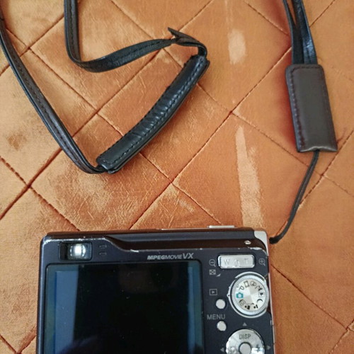 Sony Cyber-shot camera 7.2 megapixels used with battery and 2.0 Gb memory card