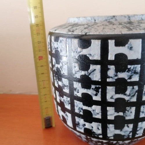 Black and white numbered vase like new for collectors