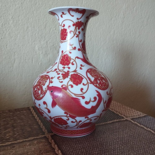 Chinese porcelain vase like new, medium size, high quality