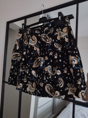 Boho skirt like new, elastic waist, zipper and pockets, size M