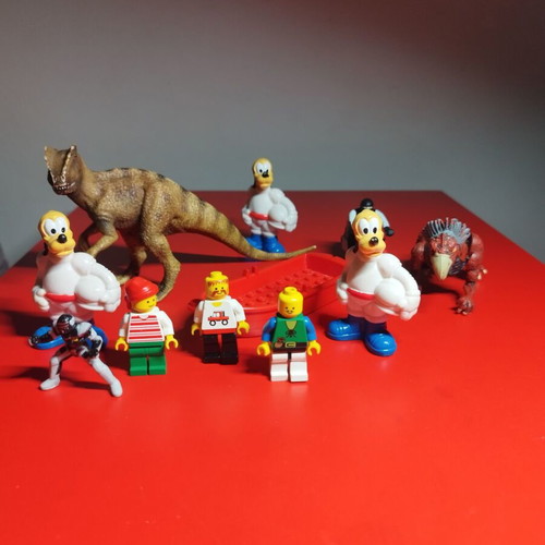 Figures used, lot of 11 assorted pieces