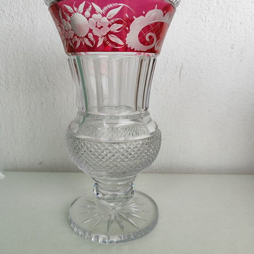 Decorative crystal vase like new with red border