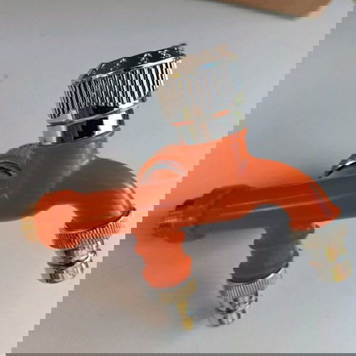 Βρύση κήπου διπλή καινούργια με προστασία στις uv ακτίνες 1/2