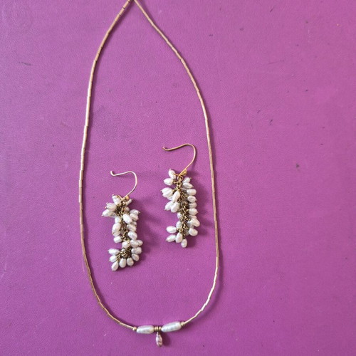 Necklace and earrings set with natural pearls, gold tone