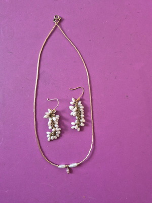 Necklace and earrings set with natural pearls, gold tone