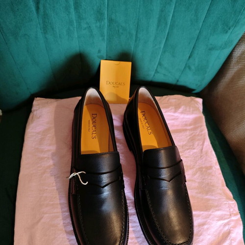 Doucal's leather loafers brand new with tags, size 40, black