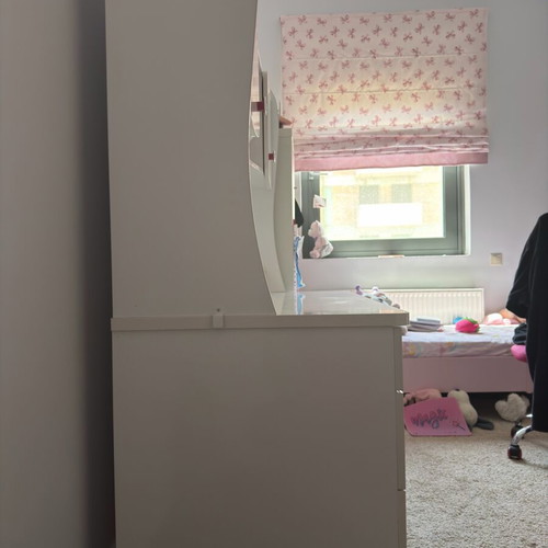 Children's desk like new, white with fuchsia