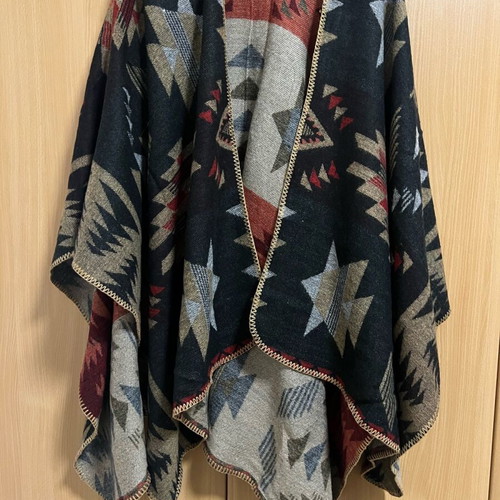 Poncho εμπριμέ σαν καινούργιο, μέγεθος M, μαύρο και κόκκινο