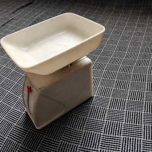 Vintage plastic scale Kwonnie 450gr used, 80s
