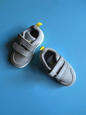 Бебешки спортни обувки Adidas номер 20 като нови