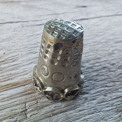 Vintage silver thimble with filigree design like new