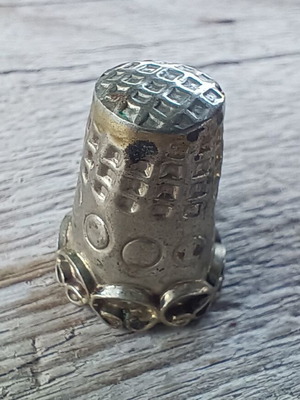 Vintage silver thimble with filigree design like new
