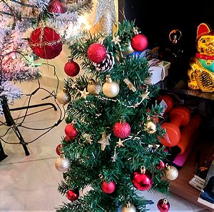 Χριστουγεννιάτικο δέντρο μικρό με κόκκινα και χρυσά στολίδια
