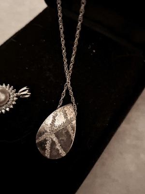 Silver 925 teardrop pendant with chain and box like new