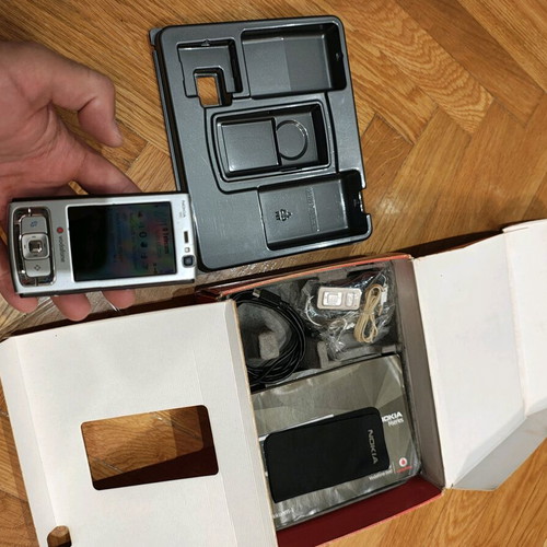 Nokia N95 used with crack and loose cover