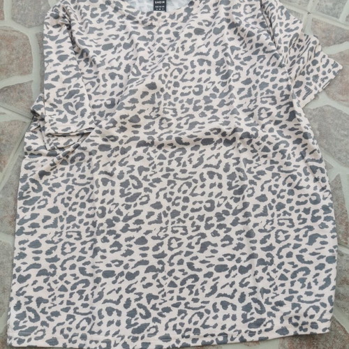 Shein t-shirt beige like new, fits sizes S to L