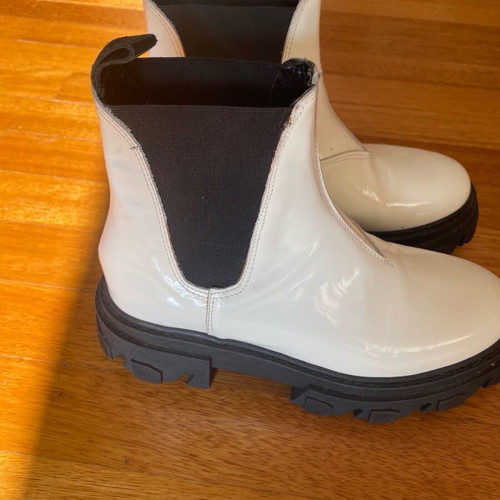 Leather ankle boots like new, black and white, size 37