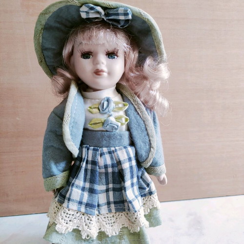 Porcelain dolls like new, set with one broken arm