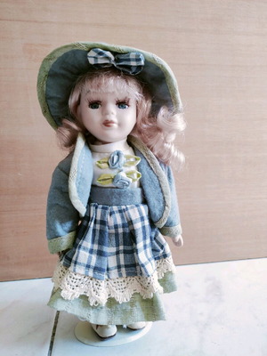 Porcelain dolls like new, set with one broken arm