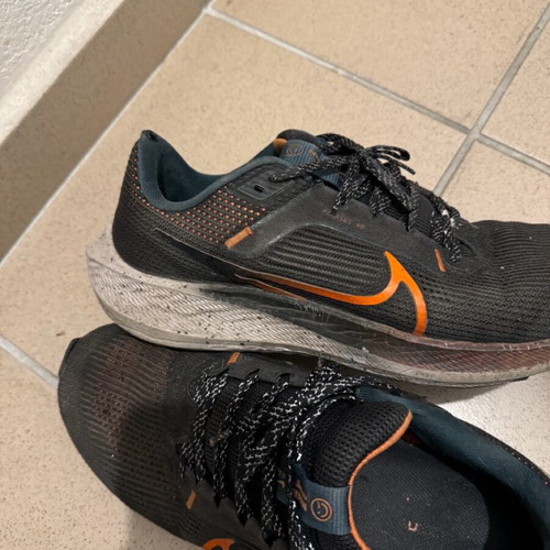 Nike athletic shoes size 43 like new, black and orange