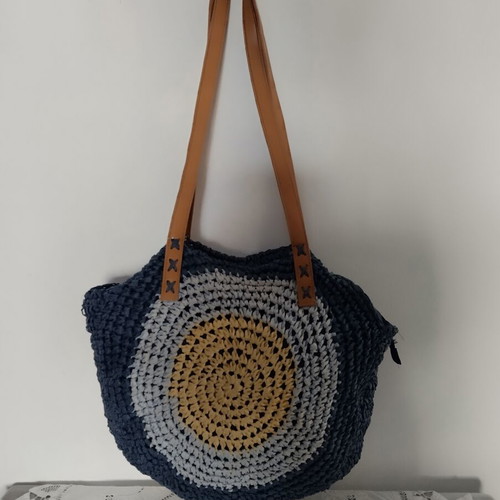 Straw Shoulder Bag like new, spacious with zipper and inner pocket