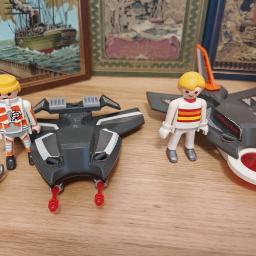Playmobil space mission set like new with robot and exoskeletons