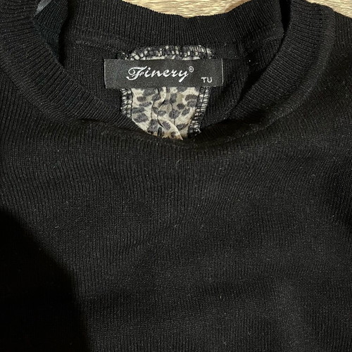 Women's sweater new, black with bows on the back
