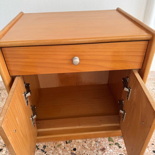 Solid wood nightstand like new with one drawer