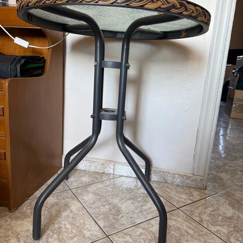 Round coffee table like new