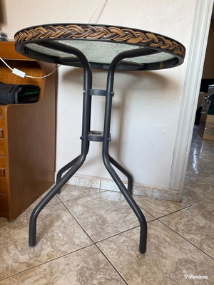Round coffee table like new