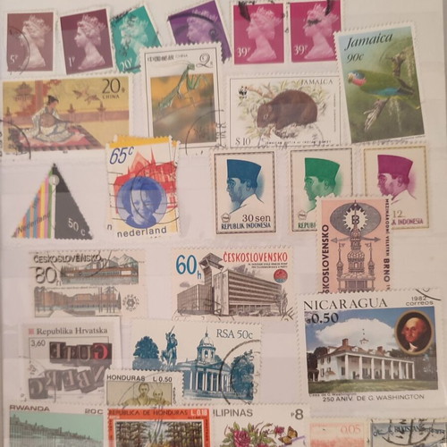 Stamp collection like new, 500+ worldwide in album