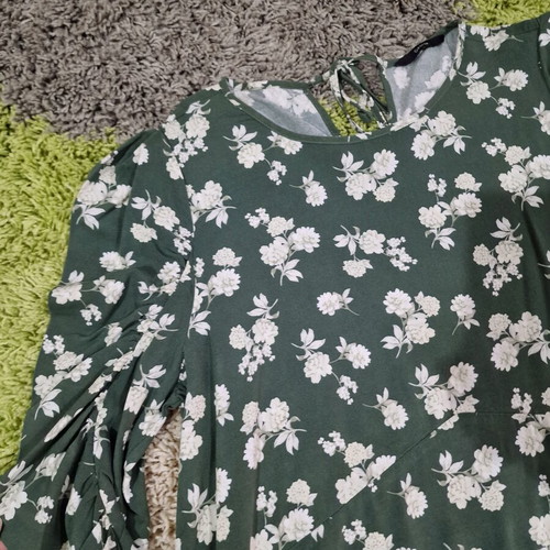 George UK blouse green floral with ruched sleeves, like new, size M