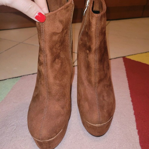 Axel brown ankle boots like new with gold detail and warm lining