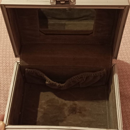 Metal case for jewelry or cosmetics used, with mirror, white and black