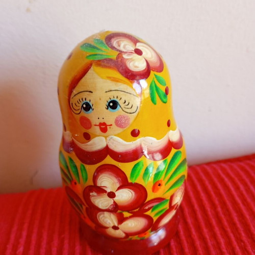 Matryoshka dolls used, missing the largest one