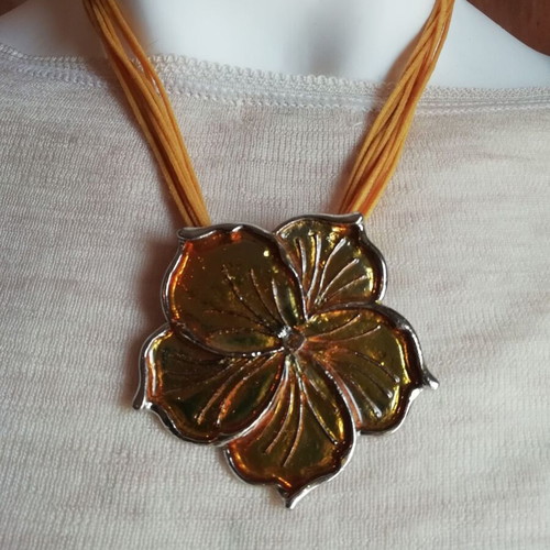 Steel flower necklace yellow to gold, new with 9 cords