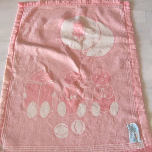Baby blanket like new, pink, ideal for crib or playpen