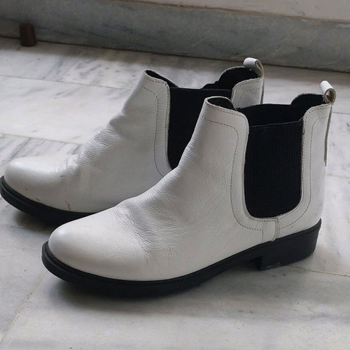 Women's white leather boots like new, size 39