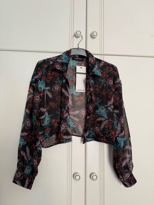 Shirt short new with paisley and flowers, size M