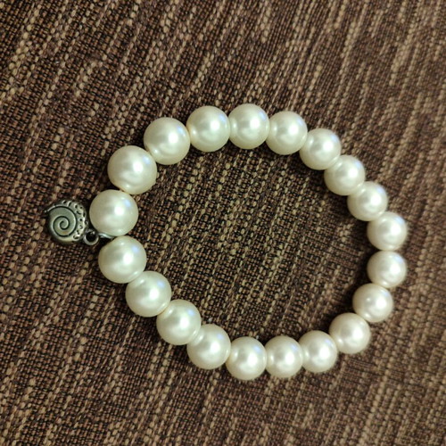 Bracelet with pearls and silver shell element new